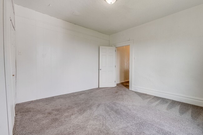 Building Photo - AVAILABLE July 2026 - Huge 5 Bedroom, 2 Bath Home in South Side Slopes w/ Garage Attached!