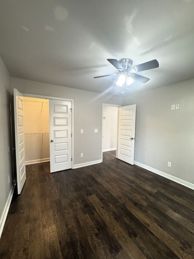 Building Photo - 127 Hedge Ln