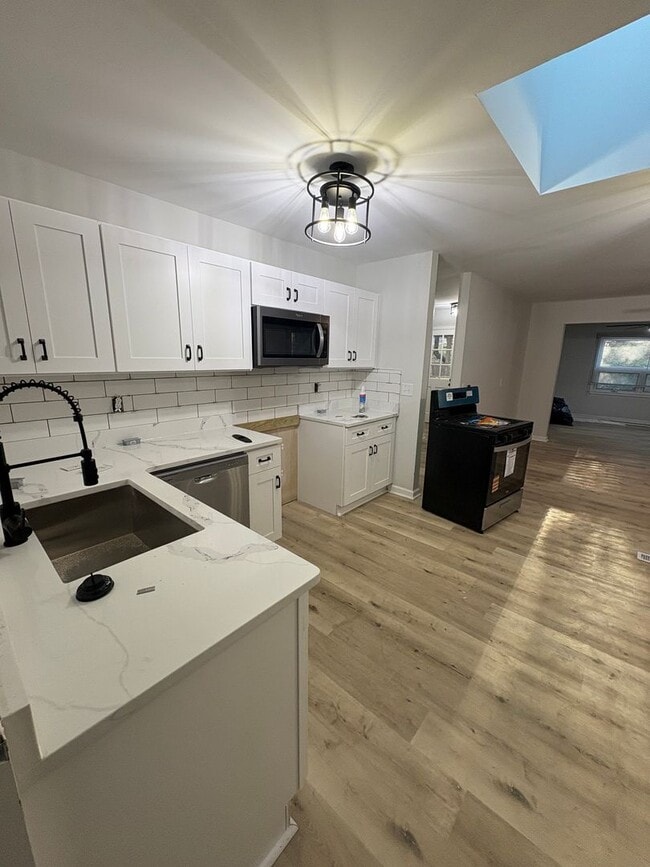 Building Photo - 3 bedroom/ 2 bathroom Newly renovated sing...