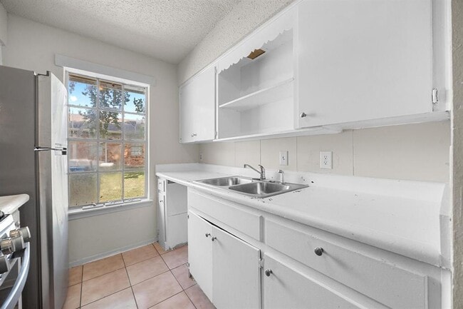Building Photo - 903 N Meadows Dr
