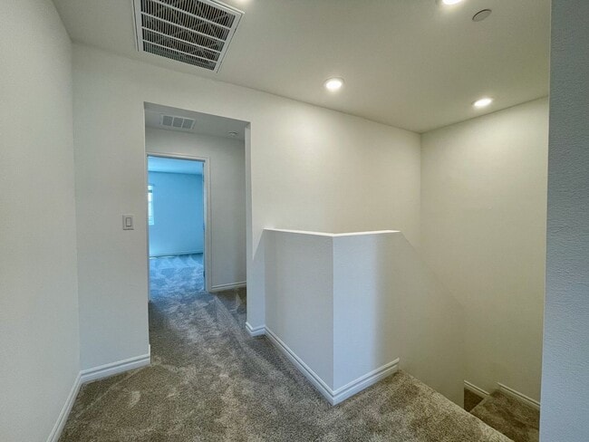 Building Photo - Gated 3 Bed, 2.5 Bath, 2 Car Garage Townho...