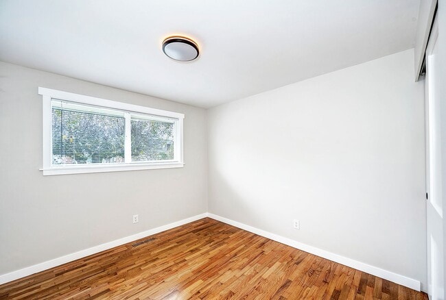 Building Photo - East Lynnwood Three Bed, 1 1/2 Bath Rambler