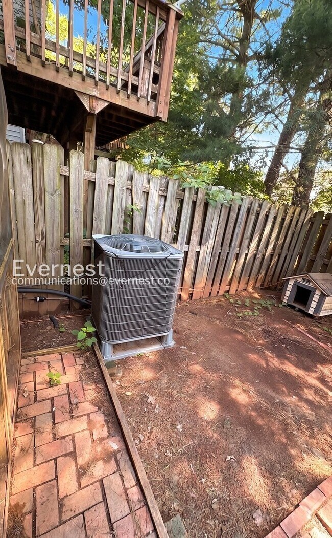 Building Photo - 3 Bed, 3.5 Bath Townhome with Modern Amenities / Available Now!