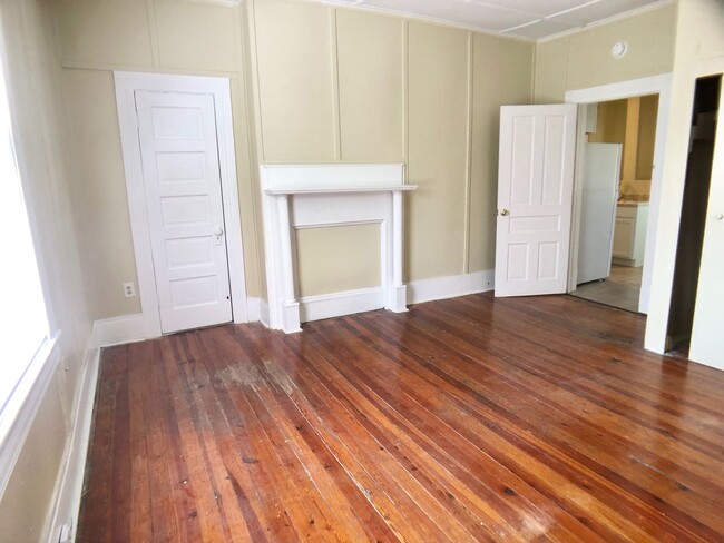 Building Photo - Great 2nd floor apt next to Greensboro Col...