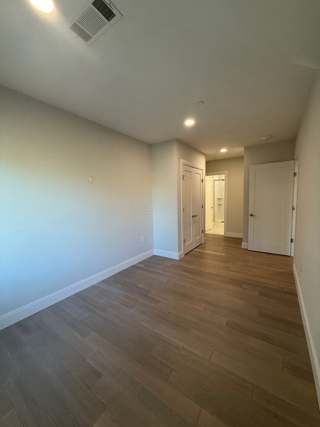 Building Photo - 152 Liverpool St