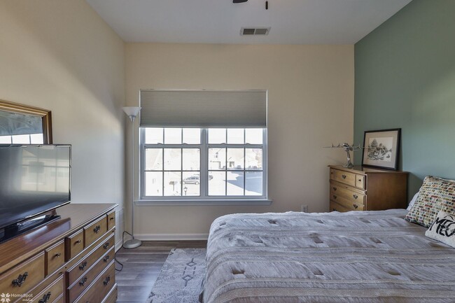 Building Photo - Bright, spacious 2-bedroom / 2-bath condo available now!