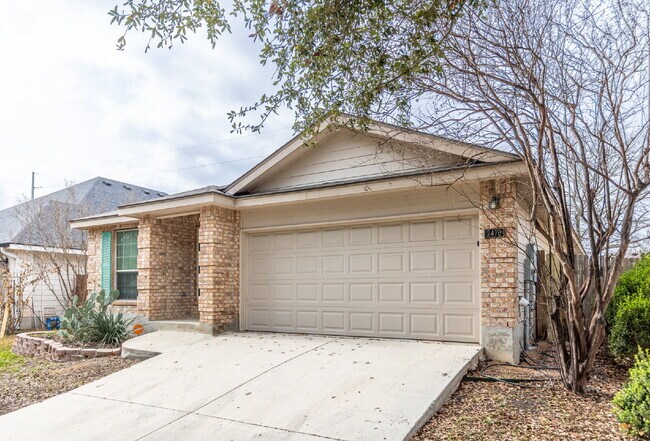 Building Photo - 2476 Medina Dr