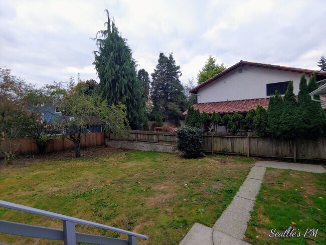 Building Photo - Beautifully Updated 4 Bedroom Home in Sherdian Beach- Includes Beach Club Access