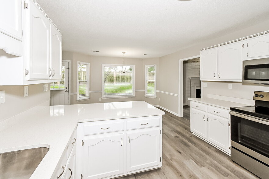 Building Photo - 8241 Meadow Vale Dr