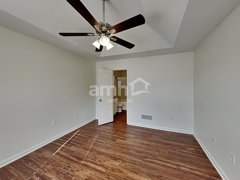 Building Photo - 6290 Queensdale Dr