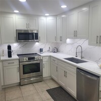Building Photo - 9111 E Bay Harbor Dr