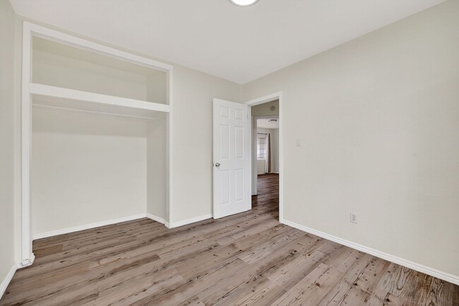 Building Photo - Remodeled spacious 2 bedroom, 1 bathroom unit now available!