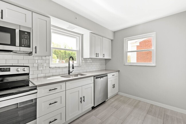 Building Photo - AVAILABLE JUNE 1ST!! STUNNING 3 BEDROOM IN...