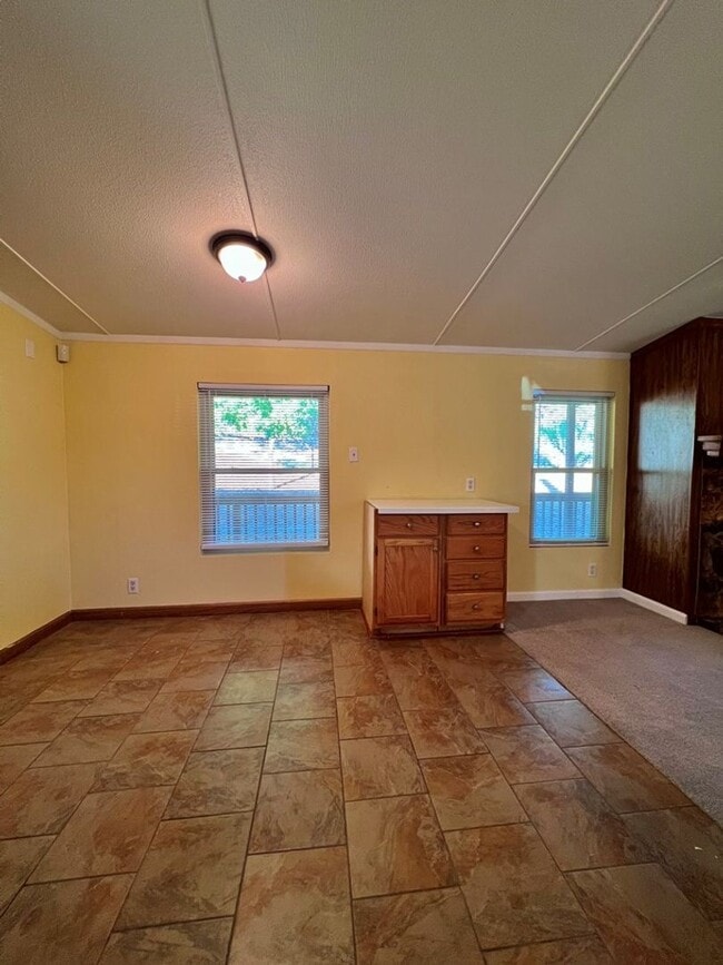 Building Photo - 2 Bedroom On Nicely Sized Lot