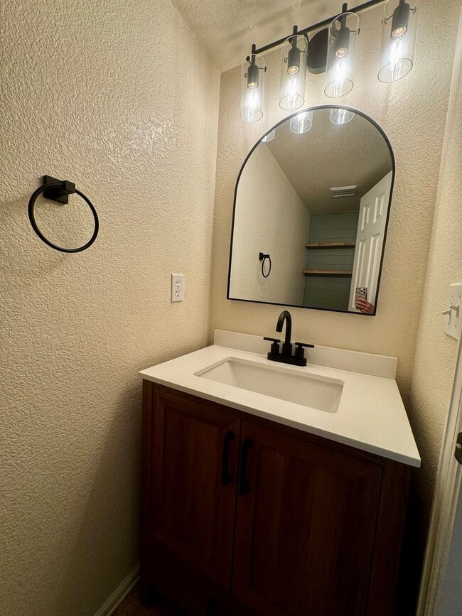 Building Photo - 3 Bedroom Home with Basement in Stetson Hills