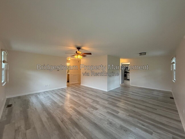 Building Photo - 4225 Fernbrook St