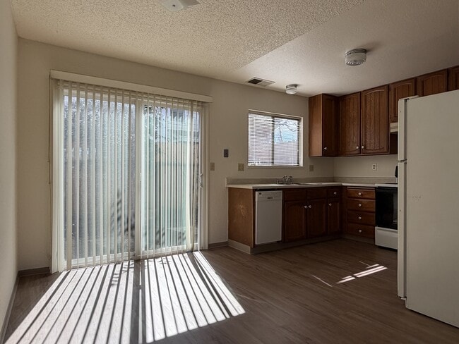 Building Photo - 2214 Myrtle Avenue