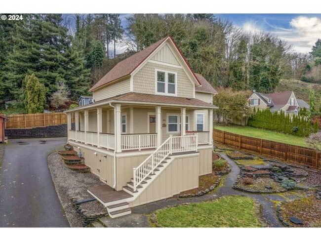 Building Photo - Beautifully updated, furnished home with wrap around porch and Columbia River Views!