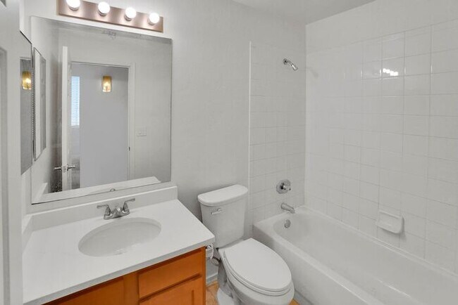 Building Photo - Gorgeous 3 Bedroom 2 Bath Home in Rita Ranch