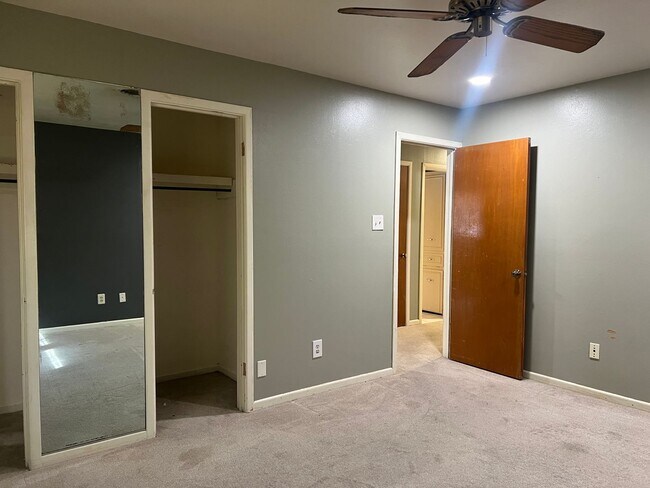 Building Photo - 3 bed 2 bath Move In Ready!