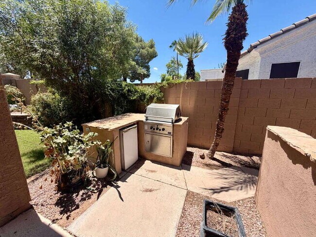 Building Photo - 885 W Aloe Pl