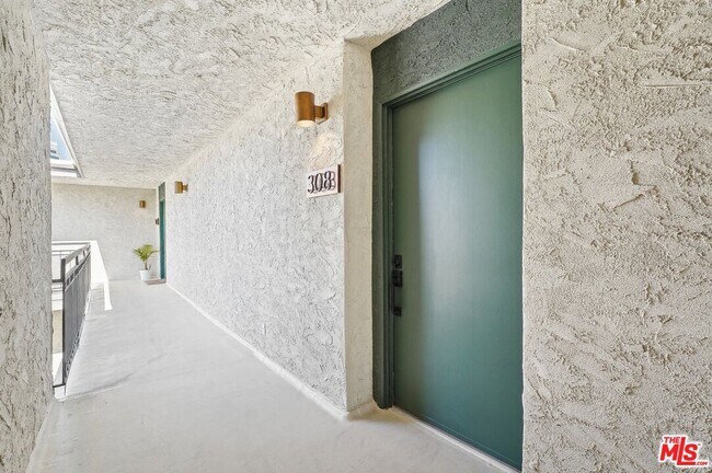 Building Photo - 1352 S Carmelina Ave