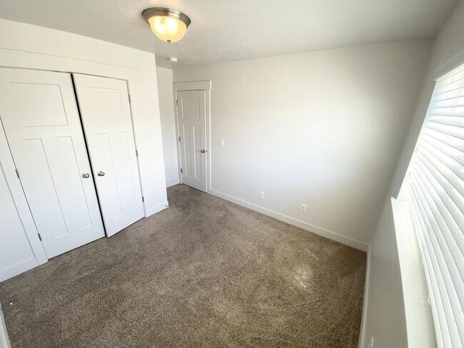 Building Photo - 521 N 20 W