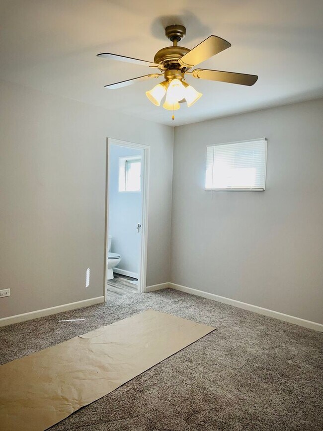 Building Photo - 3 Bedroom 1.5 Bathroom-Calumet City