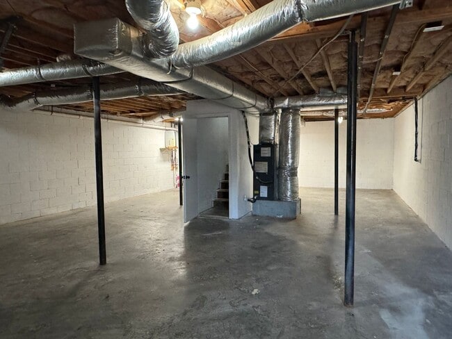 Building Photo - Charming 3 bd/2 ba with Basement!! Home Ne...