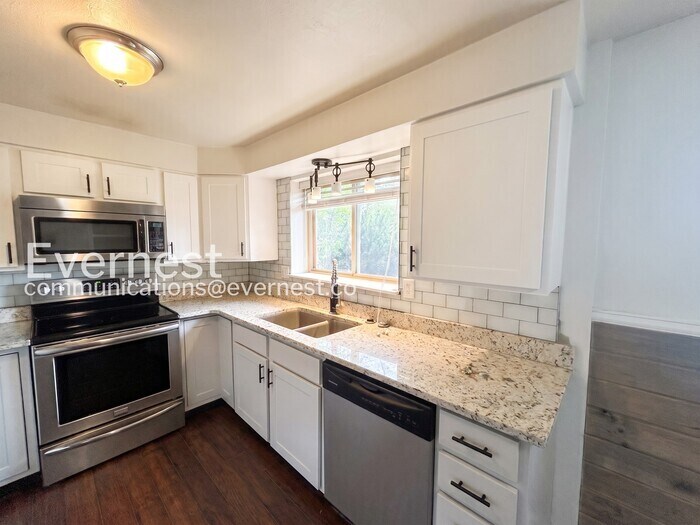 Building Photo - 5550 Lantana Cir