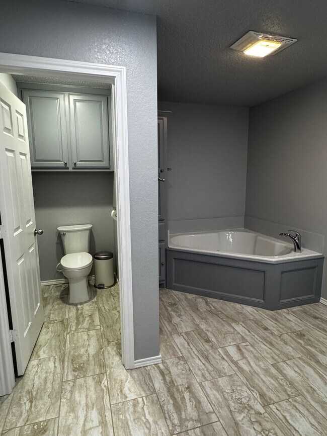 Building Photo - Stunning 3 Bed, 2 Bath Home in Sunridge Subdivision