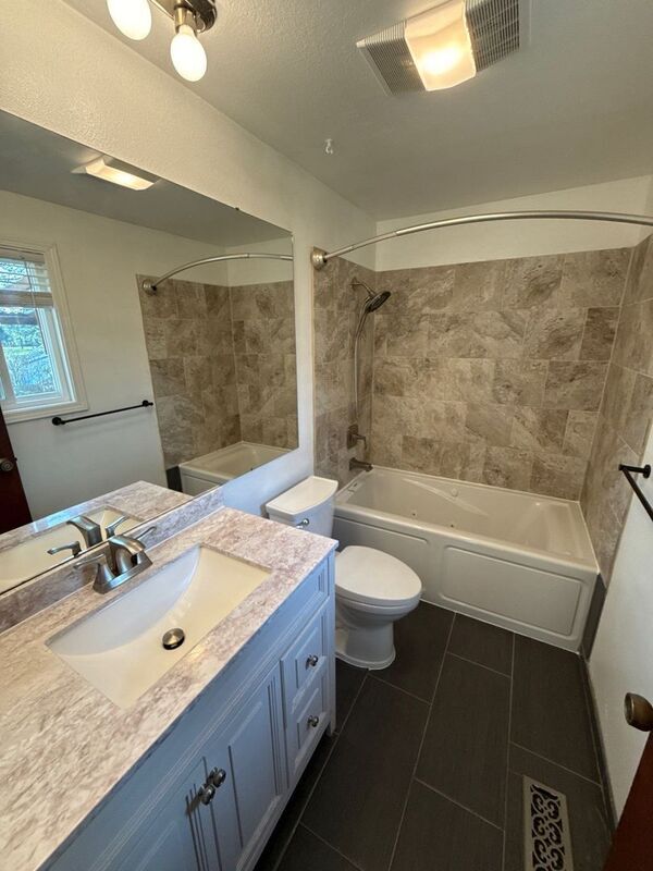 Building Photo - 869 Meadowlawn Dr SE