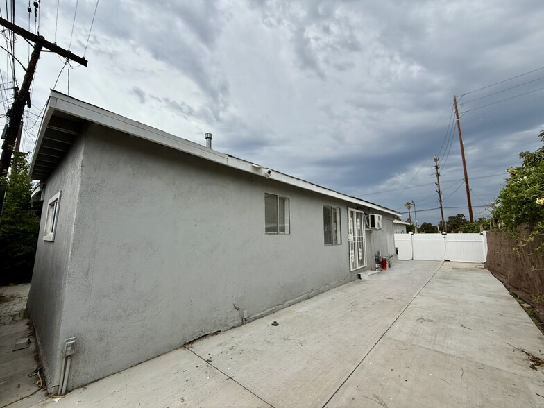 Building Photo - 3128 E 1st St