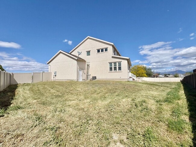 Building Photo - 3 Bed, 2.5 Bath Lakeview Home (Upper Unit) with Private Yard in Quiet Neighborhood!