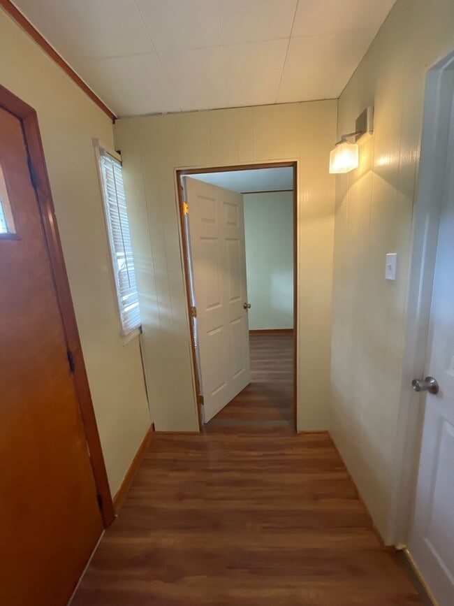 Building Photo - Renovated 3 bed 1 bath with River views fr...