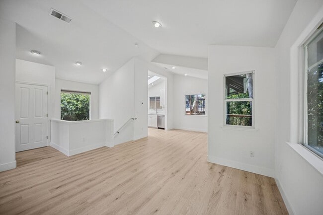 Building Photo - TWO BEDROOM ONE AND HALF BATH MILL VALLEY ...