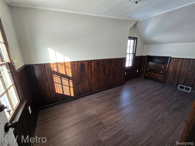 Building Photo - 1305 Collegewood St