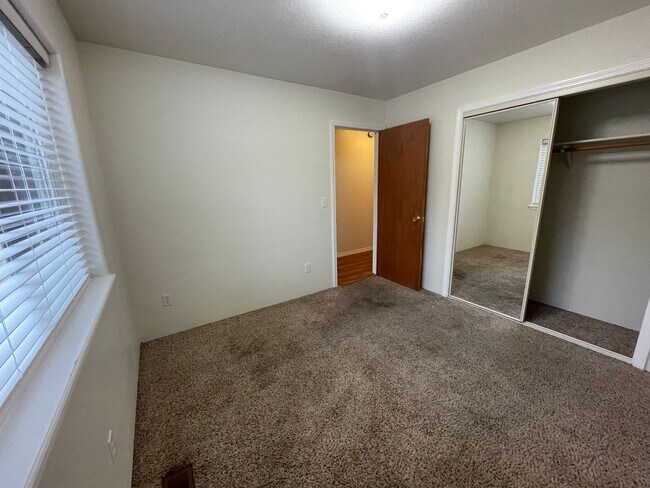 Building Photo - East Medford 3 Bedroom 2 Bathroom w/Large 2 car garage - Single Level