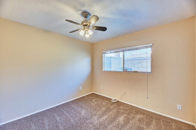 Building Photo - Garden Dr