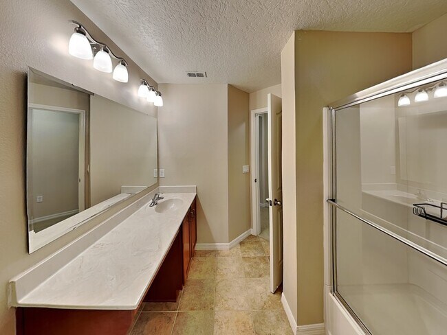 Building Photo - 11843 Verrazano Dr