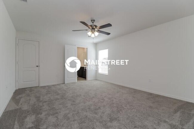 Building Photo - 5 Bedroom Pet-Friendly Home in Mascotte, FL with Main Street Renewal