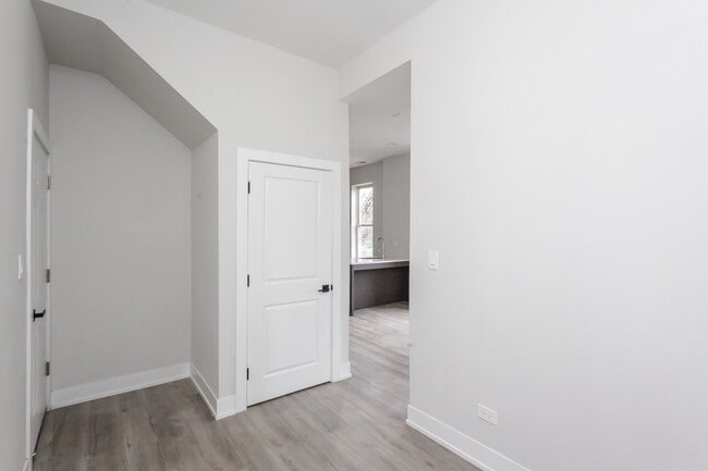 Building Photo - 816 W 18th St