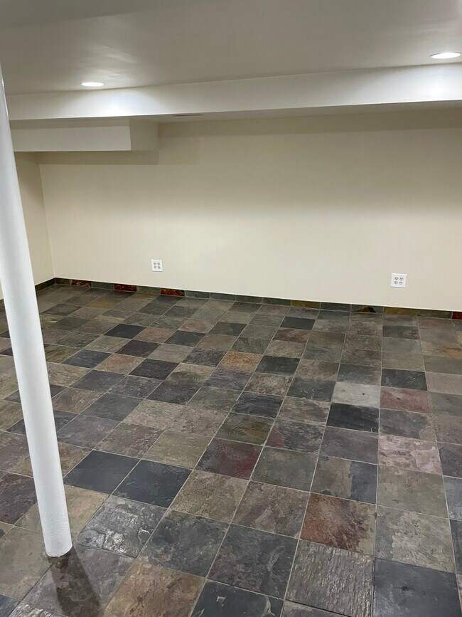 Building Photo - 2703 W Medill Ave