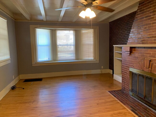 Building Photo - 1BR/1BA duplex in Joplin, MO with car shed, and extra room!!!