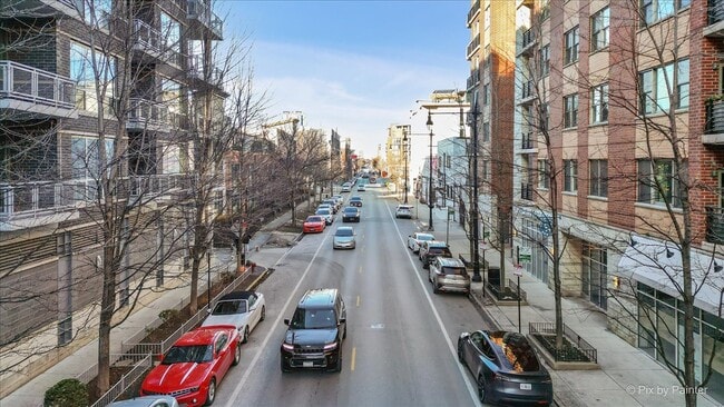 Building Photo - 873 N Larrabee St