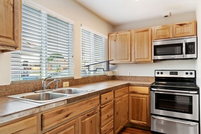 Building Photo - Washington Terrace 2 Bedroom Home!