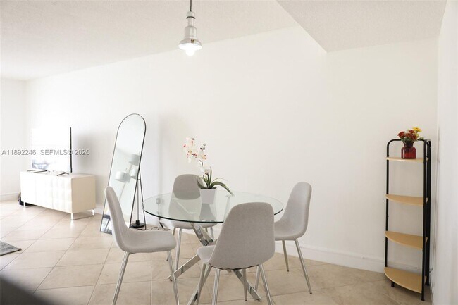 Building Photo - 1420 Brickell Bay Dr