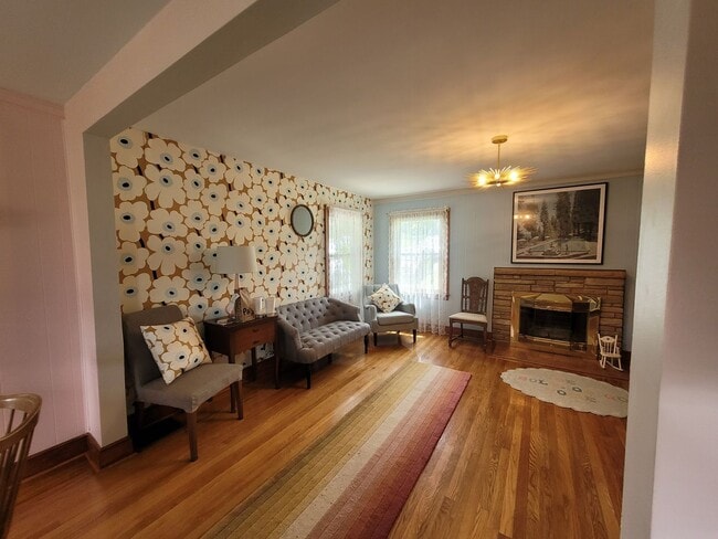 Building Photo - Tri level 3b2b home for rent with fenced i...