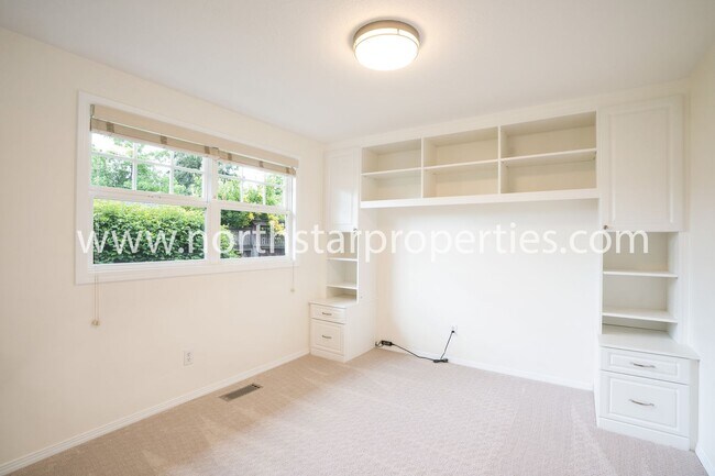 Building Photo - Impeccable Multnomah Village Bungalow
