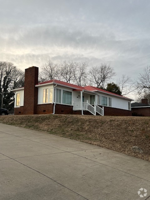 Building Photo - 1072 Boiling Springs Rd